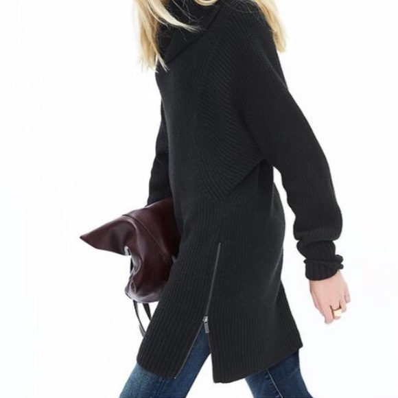 Banana Republic Sweaters - Banana Republic tunic zip sweater