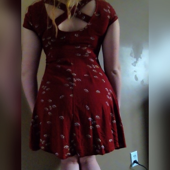 RED DRESS WITH DAISYS 🌸❤️ - Picture 2 of 4