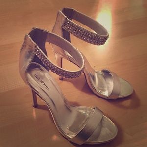 Glitzy pumps with rhinestone band.