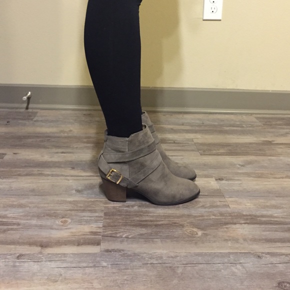 sooo cute booties, worn once. - Picture 3 of 4