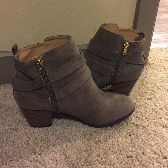 sooo cute booties, worn once. - Picture 4 of 4