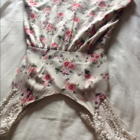 FOREVER 21 FLORAL DRESS WITH LACE SLEEVES ❤️💋 - Picture 2 of 3