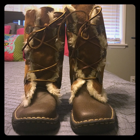 Never-worn snow boots