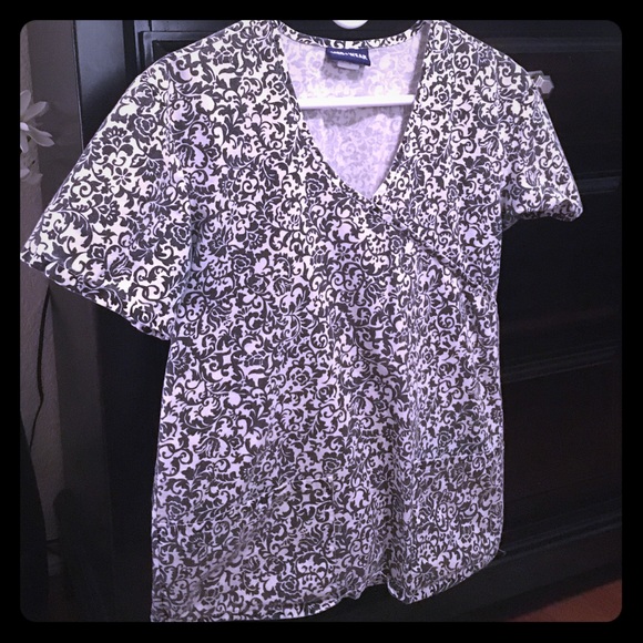 Cute pattern scrub top 💗