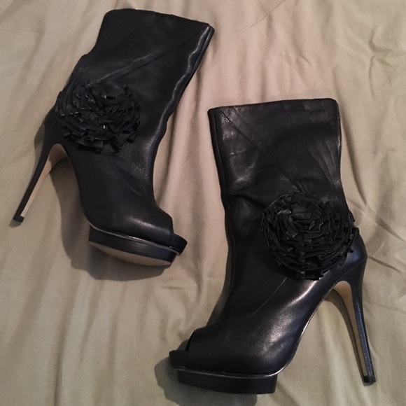 Black boots - super adorable flower pattern