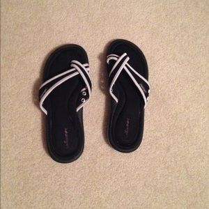 Black athletic flip flops