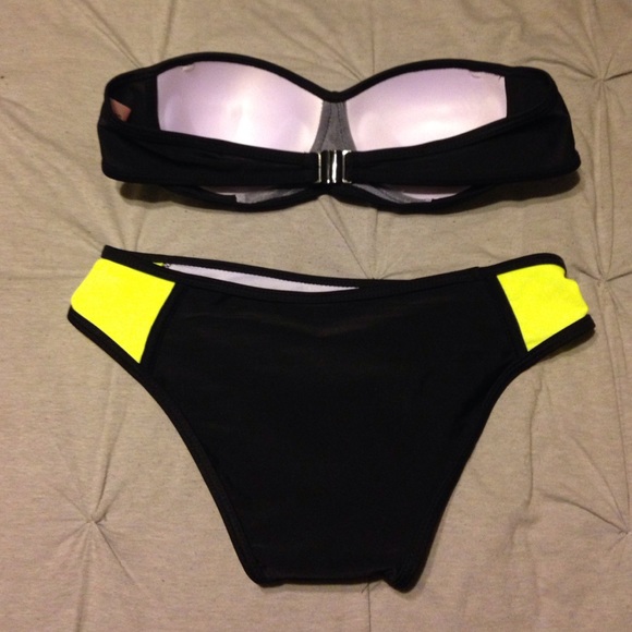 Bikini - Picture 2 of 2