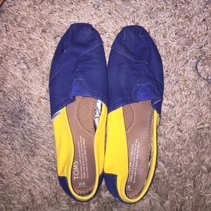 yellow and blue toms