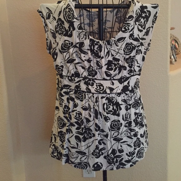 Merona Tops - Pullover top with ivory background