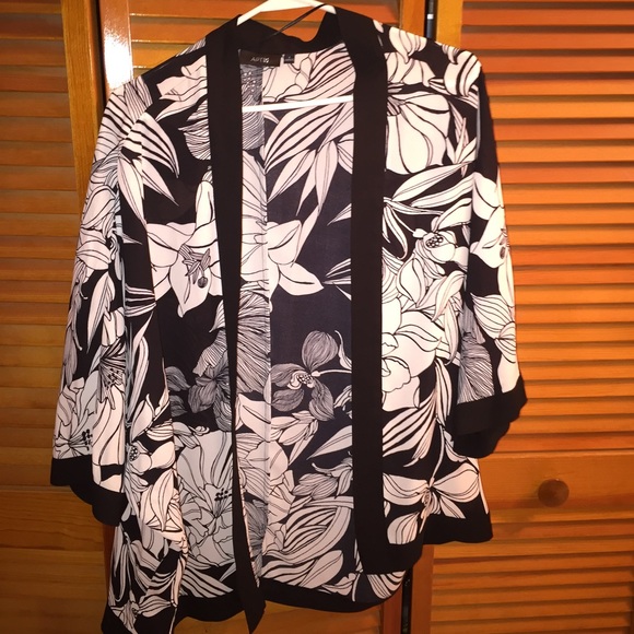 Super cute kimono NWOT! I never used it!