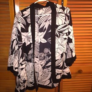 Super cute kimono NWOT! I never used it!