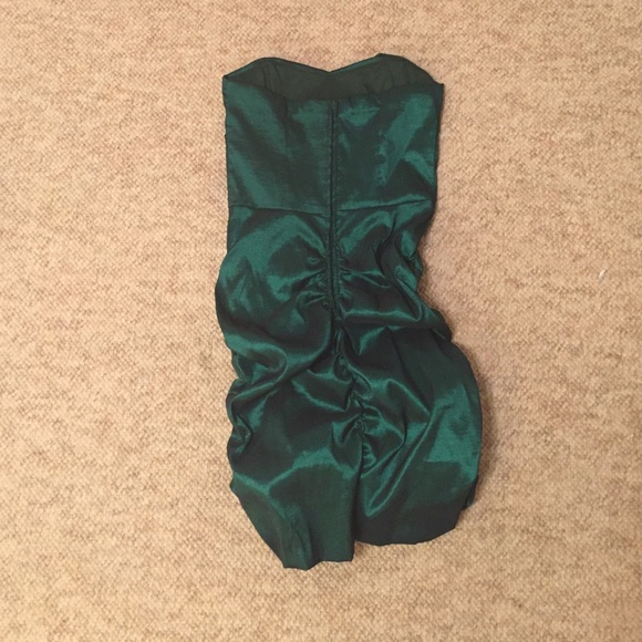 💚 GREEN STRAPLESS PROM DRESS 💚 - Picture 2 of 3