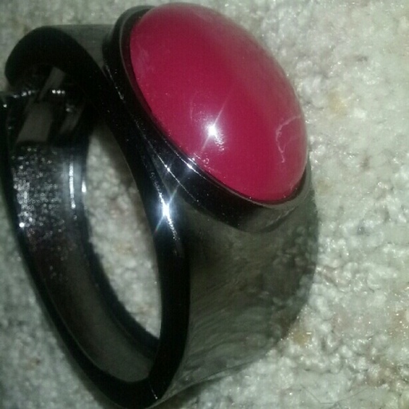Pewter toned clasp bracelet.