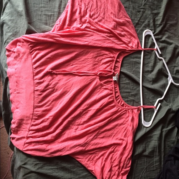 GUESS shoulder showing blouse - Picture 2 of 4