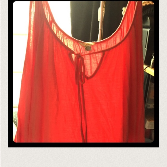 GUESS shoulder showing blouse - Picture 4 of 4