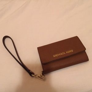 Michael Kors iPhone Wristlet😍