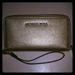 Micheal kors jet set metallic wristlet
