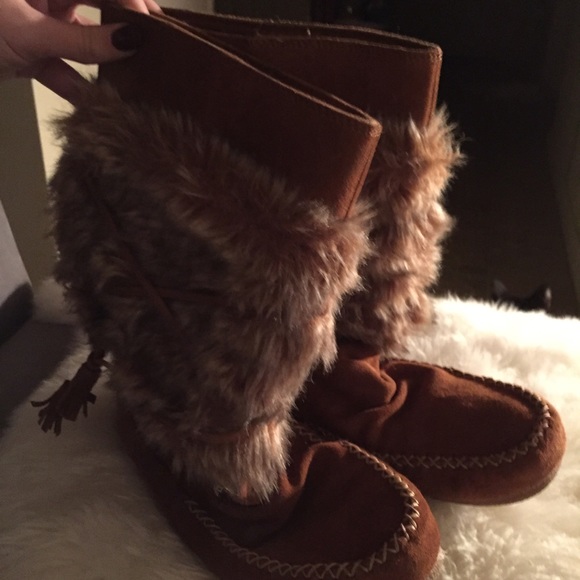 Minnetonka moccasin boots