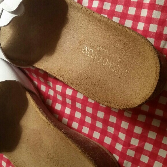 White leather sandals -perfect for Spring Break - Picture 2 of 4