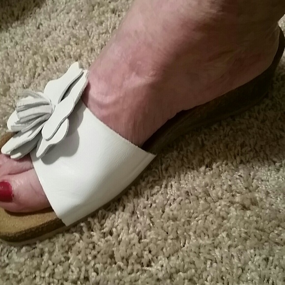 White leather sandals -perfect for Spring Break - Picture 3 of 4