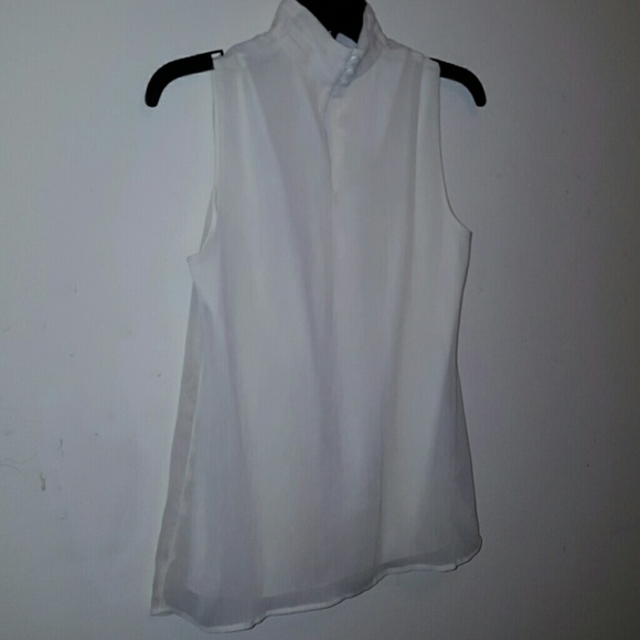 Sleeveless Ivory Blouse with raw fabric design - Picture 3 of 4