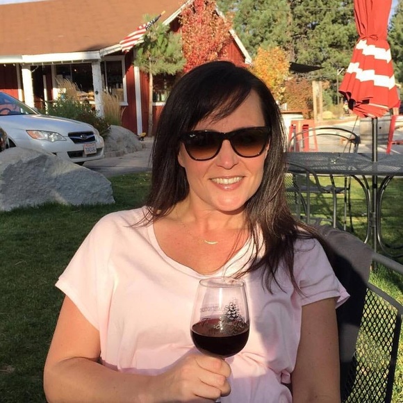 Meet your Posher, Becca - Picture 2 of 3