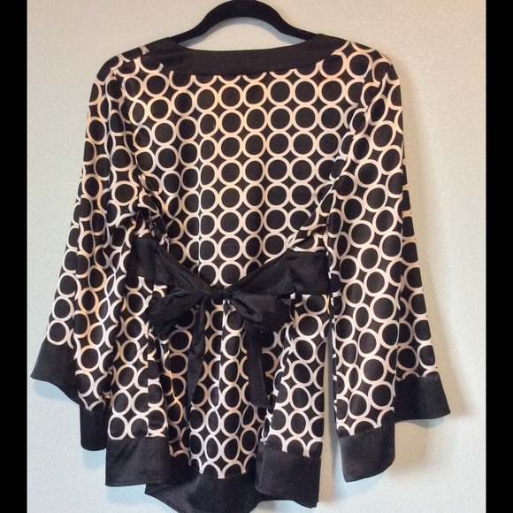 Medium blouse with tie in back - Picture 3 of 3