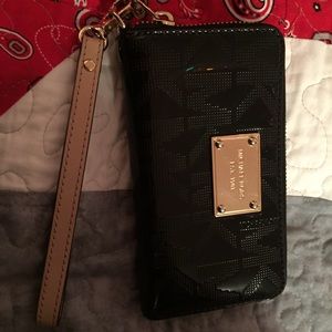 Jet set large patent- leather smartphone wristlet