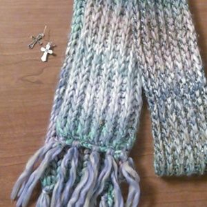 Multicolored knit scarf and cross earrings
