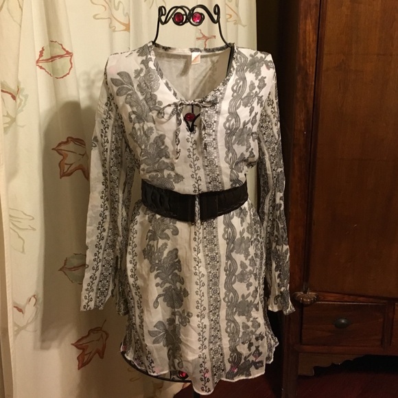 Hipster Black/White Floral Dress (beltnotincluded)