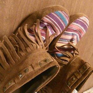 Short faux suede fringe boots