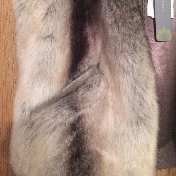 🎉🎉host pick🎉🎉Super chic faux fur vest - Picture 3 of 4