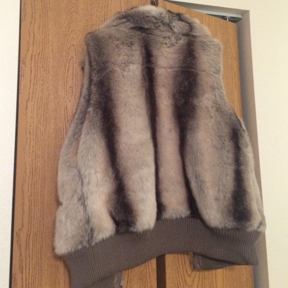🎉🎉host pick🎉🎉Super chic faux fur vest - Picture 4 of 4
