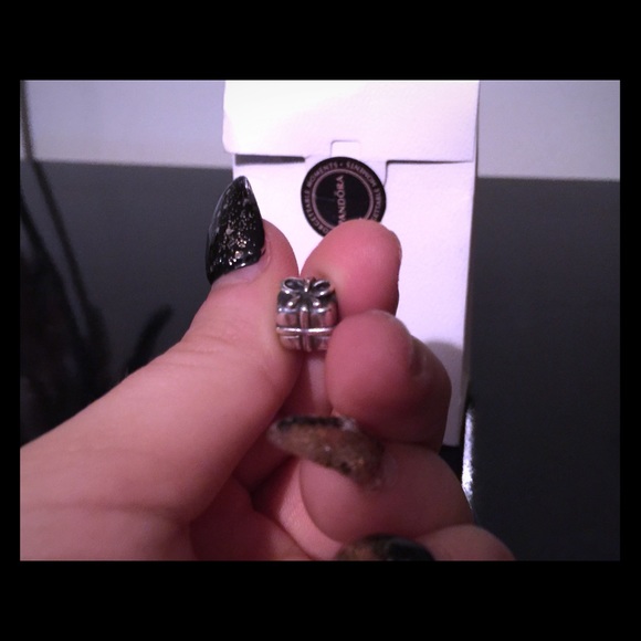 Authentic Pandora .925 silver present charm! Cute