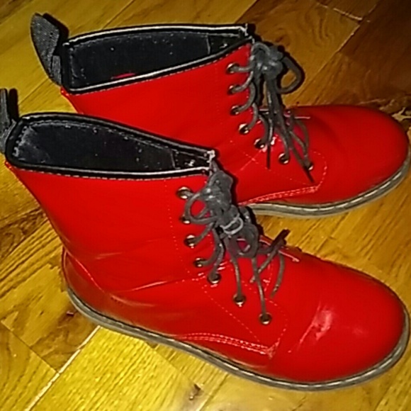 I don't want these. The red boots need go away! - Picture 1 of 4