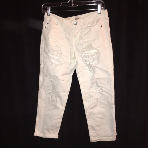 ✨ NEW ✨ White ripped capris!