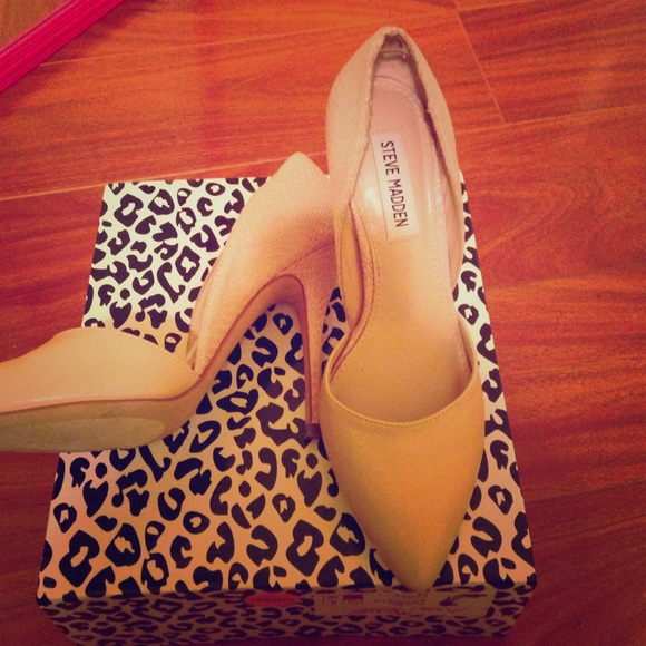 STEAVE MADDEN NUDE HEEL