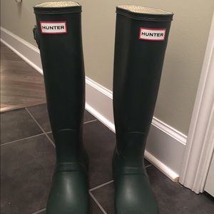 PERFECT shape tall hunter boots!