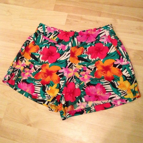 Hawaiian print elastic shorts