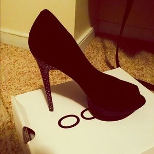 Black peep toe pumps