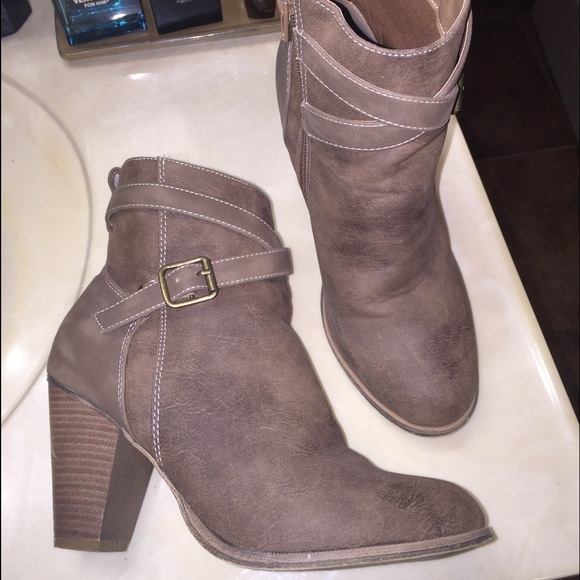 Pink Key Booties size 8.5 super cute and stylish!