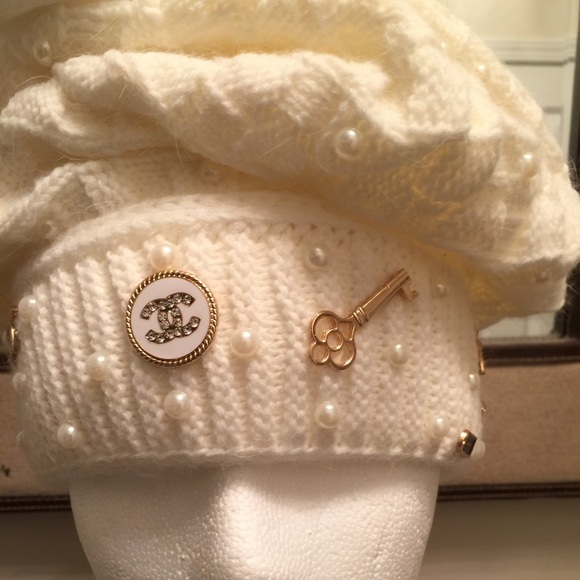 Cream color/slouch hat  with faux fur-ball on top