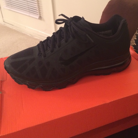 Men's black Air Max