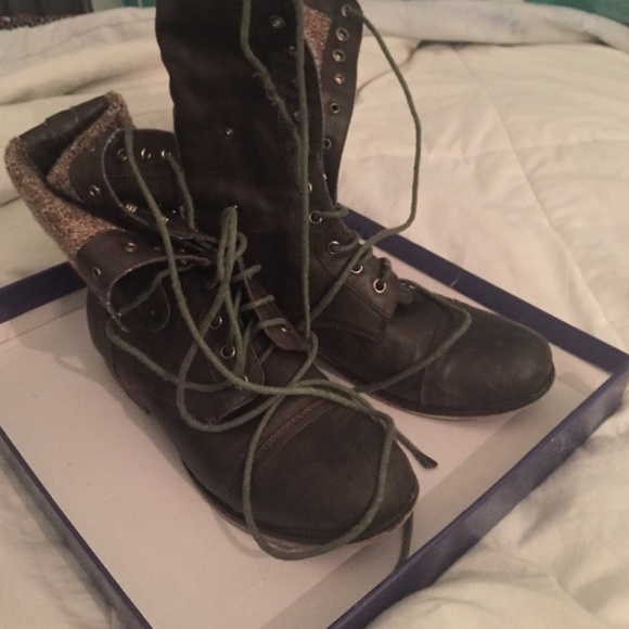 Brown Steve Madden boots with box