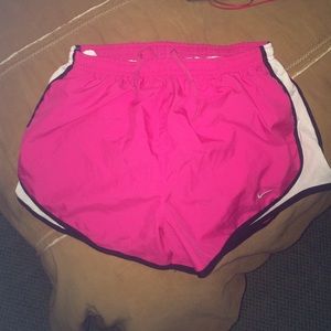 Pink nike shorts med