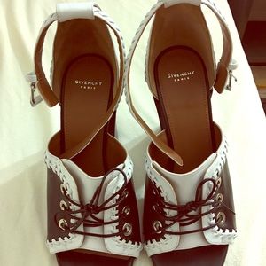 Givenchy black and white heel