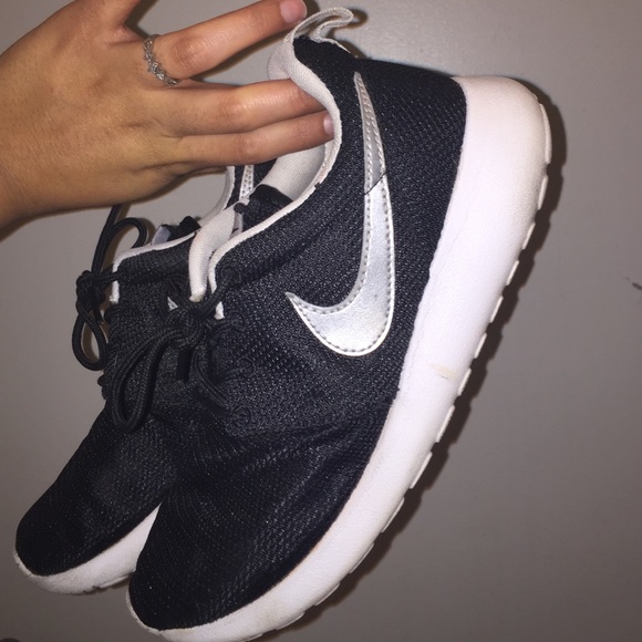 Black Roshe Run