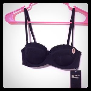 Pretty black strapless/convertible bra