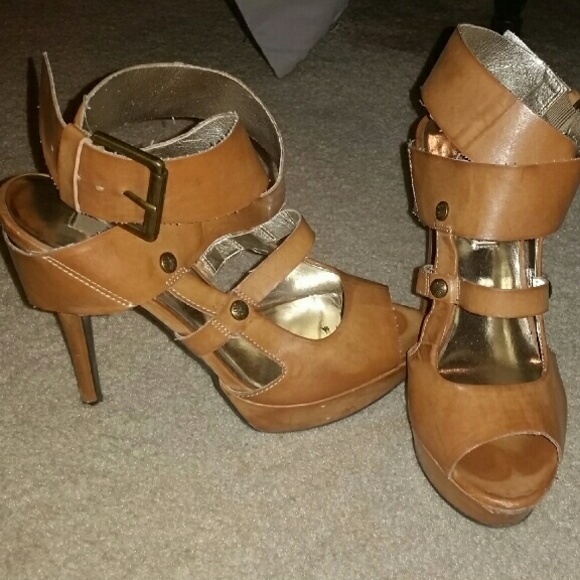 Vera Wang buckle strap stilettos size 6.5