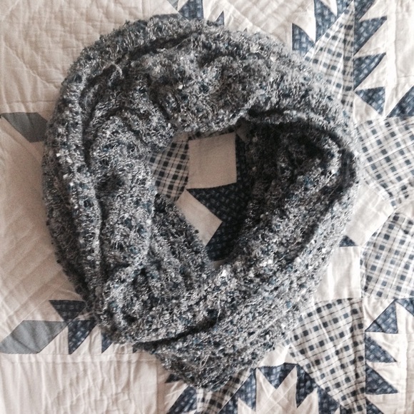 Gray infinity scarf - Picture 1 of 3